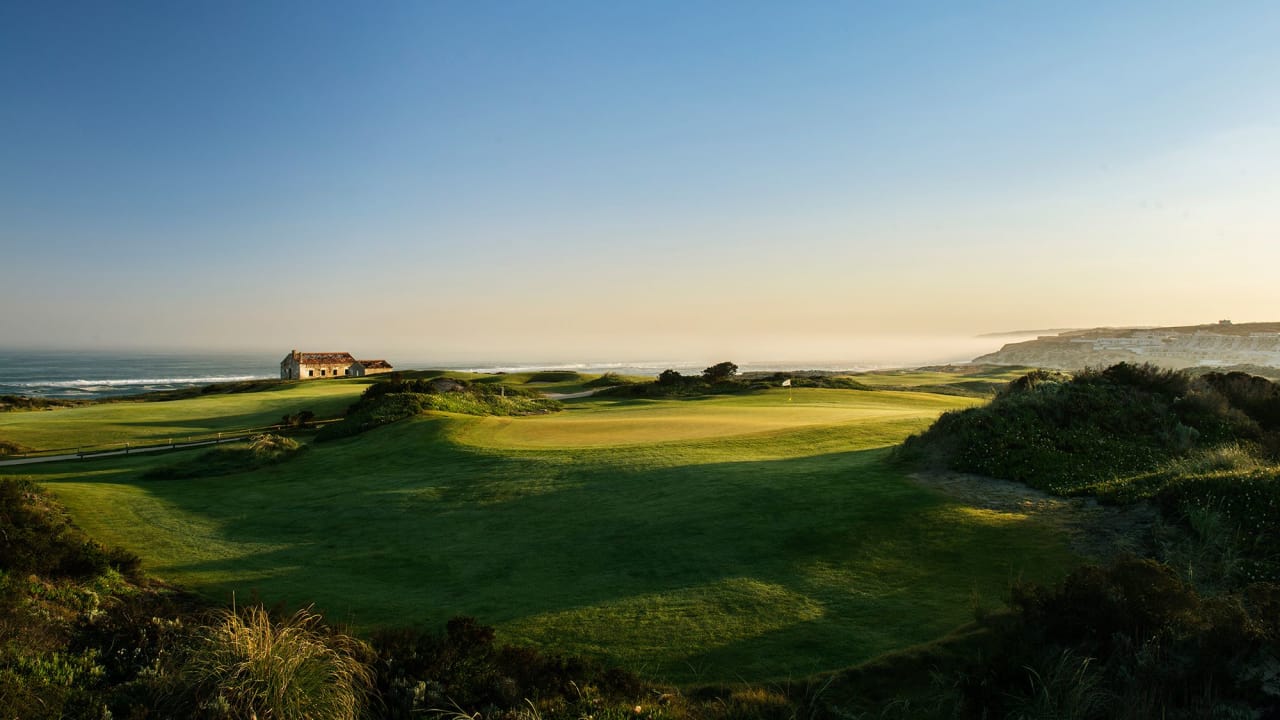 Im Praia D'el Rey warten einige Löcher an der Küste samt verlassenen Cottages. (Foto: Praia D'el Rey Golf)