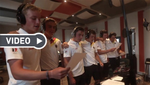 Die Jungen des Golf Team Germany im Tonstudio. (Foto: Screenshot YouTube)