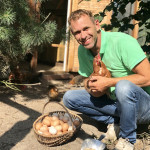 Ein Mann und seine Hühner: Green-Eagle-Patron Michael Blesch in "Bleschi's Chicken Club". Das war der Anfang vom Nachhaltigkeitskonzept "Green Eagle Nature". (Foto: Green Eagle Golf Courses)