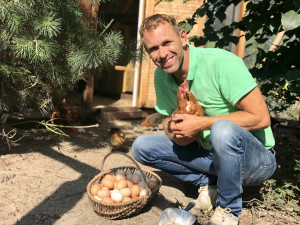 Ein Mann und seine Hühner: Green-Eagle-Patron Michael Blesch in "Bleschi's Chicken Club". Das war der Anfang vom Nachhaltigkeitskonzept "Green Eagle Nature". (Foto: Green Eagle Golf Courses)