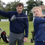 Gewinnerin der Faldo Series Germany, Emily Krause, freut sich über die Ratschläge von Nick Faldo. (Foto: A-Rosa Resorts)