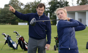 Gewinnerin der Faldo Series Germany, Emily Krause, freut sich über die Ratschläge von Nick Faldo. (Foto: A-Rosa Resorts)