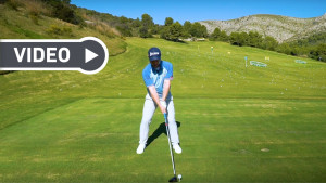 Wie man den Ball optimal mit dem Driver trifft, zeigt Ihnen Fabian Bünker. (Foto: YouTube/Golf in Leicht)