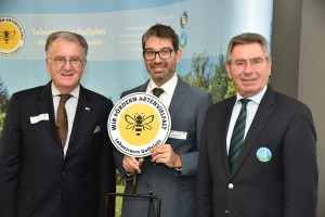 Dr. Andre Baumann (Staatssekretär des Umweltministeriums Baden-Württemberg, Bildmitte) hob die bedeutende Rolle der Golfanlagen für mehr Artenvielfalt hervor – zusammen mit Achim Battermann (Stellvertr. DGV-Präsident, links im Bild) und BWGV-Präsident Otto Leibfritz. (Quelle: DGV/Füssinger)