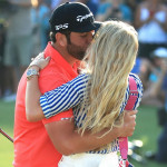 Jon Rahm mit seiner Verlobten Kelley Cahill nach dem Triumph in Dubai. (Foto: Getty)