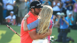 Jon Rahm mit seiner Verlobten Kelley Cahill nach dem Triumph in Dubai. (Foto: Getty)