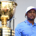 Tiger Woods hat die Trophäe des Presidents Cup fest im Blick. (Foto: Getty)