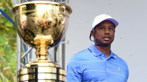 Tiger Woods hat die Trophäe des Presidents Cup fest im Blick. (Foto: Getty)