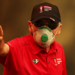 Ein freiwilliger Helfer schützt sich bei der Australian Open mit einem Mundschutz vor dem Rauch. (Bildquelle: Getty)