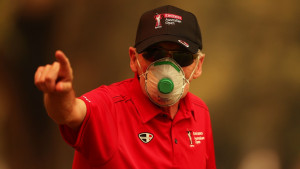 Ein freiwilliger Helfer schützt sich bei der Australian Open mit einem Mundschutz vor dem Rauch. (Bildquelle: Getty)