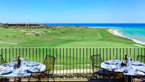 Links die luxuriösen Häuser des Resorts, rechts das blaue Meer und in der Mitte verläuft der Golfplatz. (Foto: Azalea)
