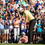 Die den jubelnden Fans im Rücken locht Webb Simpson zum Sieg in Scottsdale. (Foto: Getty)