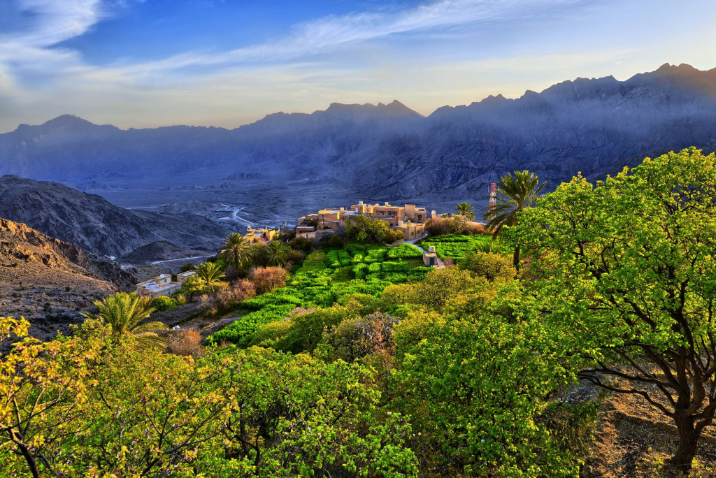 Al Mouj besticht mit seiner wunderschönen Landschaft und dem Hajar-Gebirge. (Foto: performance54)