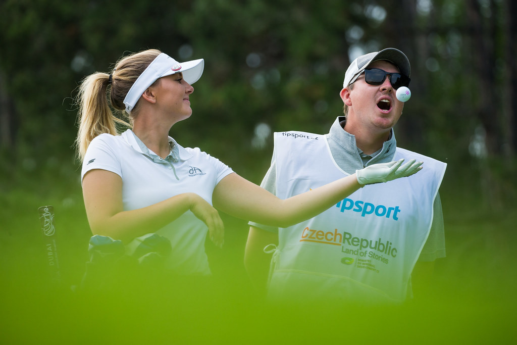 Olivia Cowan und ihr Caddie Ben Brewer hatten Spaß auf der zweiten Runde der South African Women's Open. (Foto: ladieseuropeantour.com)