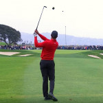 Tiger Woods mit einem der kuriosesten Schläge der Saison auf der PGA Tour. (Foto: Youtube / PGA Tour)