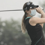 Golf in Zeiten des Coronavirus erfordert Hygiene. Hier spielt Sandra Gal mit Mundschutz. (Foto: Getty)