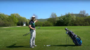 Golftraining mit Silas Wagner - weshalb du den Chip mit wenig Loft spielen solltest. (Foto: YouTube/Screenshot)