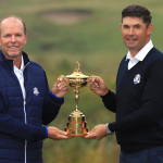 Die beiden Kapitäne Steve Stricker und Padraig Harrington mit dem Ryder Cup. (Foto: Getty)