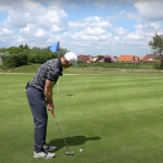 Silas Wagner zeigt, wie man Breaks richtig liest. (Foto: Youtube/Silas Wagner - Golf 180)