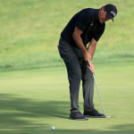 Phil Mickelson puttet aus extremer Länge auf der PGA Tour. (Foto: Getty)