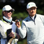 Gemeinsam mit seinem Caddie auf der Suche nach dem richtigen Schläge: Haotong Li. (Foto: Getty)