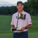 Jim Furyk mit der Siegertrophäe bei der Ally Challenge. (Foto: Getty)