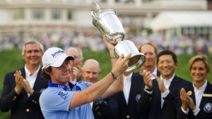 Rory McIlroy stemmt die Siegertrophäe der US Open in die Lüfte. (Foto: Getty)