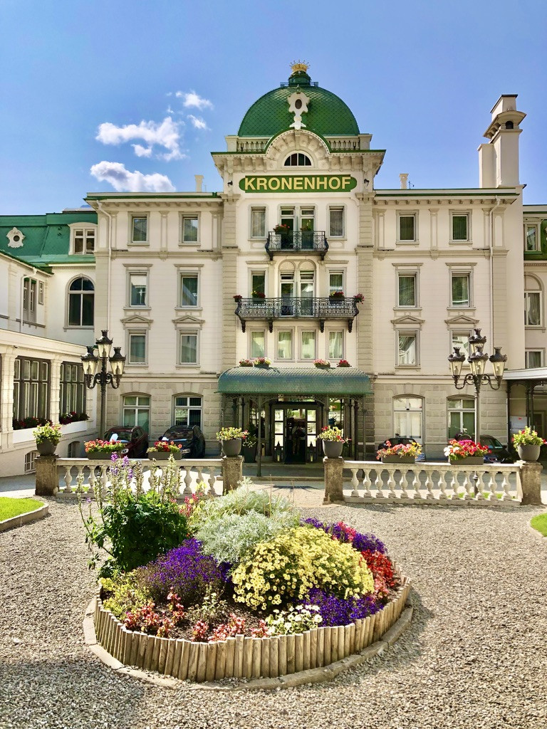 Foto Jürgen Linnenbürger: Imposanter Eingang des Grand Hotels Kronenhof