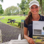 LPGA-Profi Esther Henseleit und der "Golfmarkt Deutschland 2020" Bericht. (Foto: Sommerfeld AG)