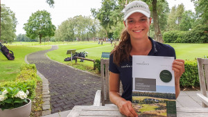 LPGA-Profi Esther Henseleit und der "Golfmarkt Deutschland 2020" Bericht. (Foto: Sommerfeld AG)
