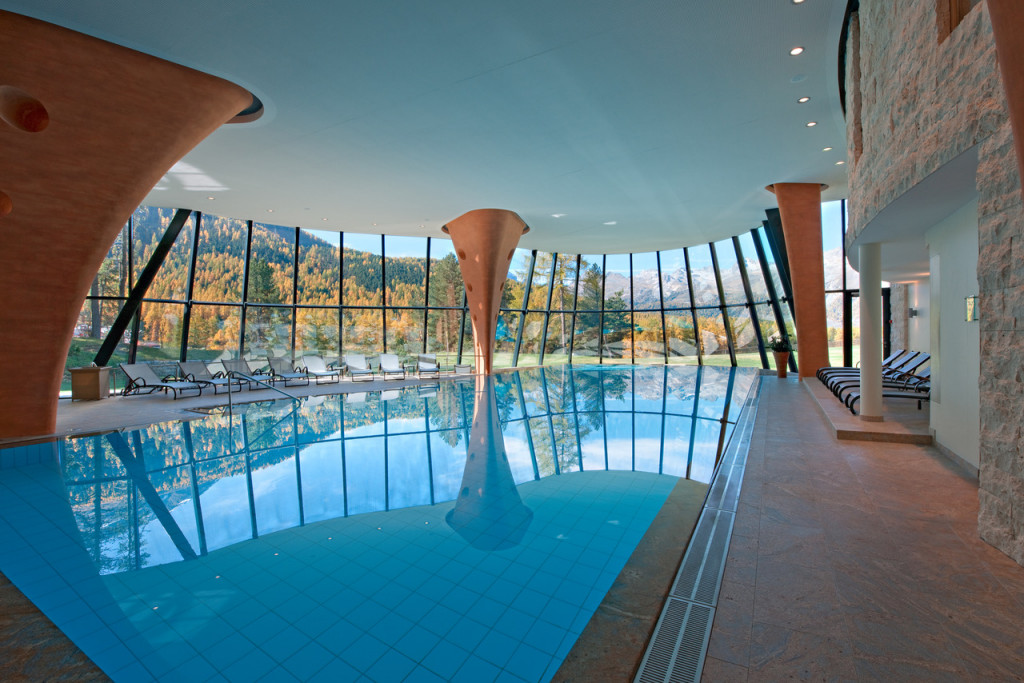 Foto Grand Hotel Kronenhof: Blick aus dem Indoor-Pool auf die Berge