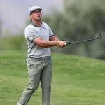 Gewohntes Bild bei DeChambeau: nach dem Mega-Drive nur noch ein Wedge zum Grün. (Foto: Getty)