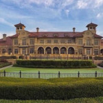 Mediterranes Flair mitten in Florida: Das Clubhaus des TPC Sawgrass ist schnörkelige Palazzo-Opulenz. (Foto: Instagram.com/@golfclubhouses)