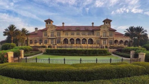 Mediterranes Flair mitten in Florida: Das Clubhaus des TPC Sawgrass ist schnörkelige Palazzo-Opulenz. (Foto: Instagram.com/@golfclubhouses)