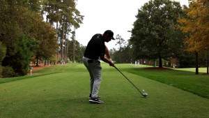 Bryson DeChambeau feuert den Ball beim Abschlag (Foto: Getty)