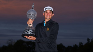 John Catlin hält die Trophäe der Dubai Duty Free Irisch Open (Foto: Getty)