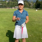 Golfcoach Martina Eberl erklärt den richtigen Durchschwung (Foto: Youtube/MartinaEberlCoaching)