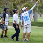 Spieler und Caddies mit Blick zum Ball. (Foto: Getty)