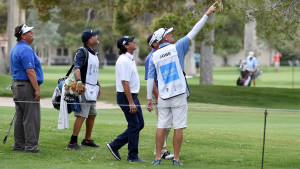 Spieler und Caddies mit Blick zum Ball. (Foto: Getty)