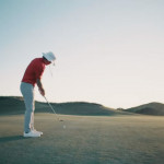 Eric Anders Lang versucht sein erstes Birdie als Golfer zu wiederholen. (Foto: Youtube/Skratch)