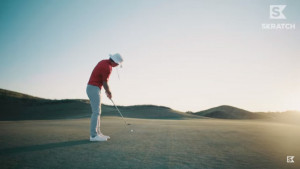 Eric Anders Lang versucht sein erstes Birdie als Golfer zu wiederholen. (Foto: Youtube/Skratch)