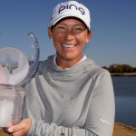 Angela Stanford mit dem Pokal der Volunteers of America Classic. (Foto: Getty)