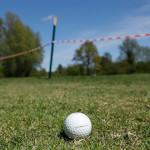 Der Golfball findet in diesen Tagen, zumindest in NRW, keinen Platz auf den Anlagen. (Symbolbild: Getty)