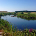 Weiter Weg, fernes Ziel: Aber für schmerzbefreiten Golfgenuss in solcher Kulisse, hier das Ostsee Golf Resort Wittenbeck, lohnen sich alle Mühen. (Foto: Michael F. Basche)