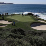 Im Pebble Beach Golf Links trifft die Brandung des Pazifik die Felsen am Golfplatz (Foto: Getty)