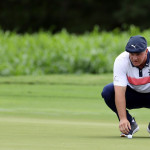 Bryson DeChambeau ließt ein Grün in der ersten Runde des Sentry Tournament of Champions (Foto: Getty)