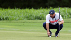 Bryson DeChambeau ließt ein Grün in der ersten Runde des Sentry Tournament of Champions (Foto: Getty)