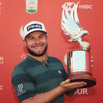 Tyrrell Hatton reckt überglücklich den ersten European-Tour-Titel des Jahres in die Höhe. (Foto: Getty)