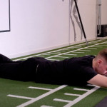 Simon Tholl, Sportwissenschaftler bei Daniel Philipp Personal Training, trainiert Deine Beweglichkeit im Lockdown. (Foto: Golf Post)