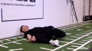 Simon Tholl, Sportwissenschaftler bei Daniel Philipp Personal Training, trainiert Deine Beweglichkeit im Lockdown. (Foto: Golf Post)